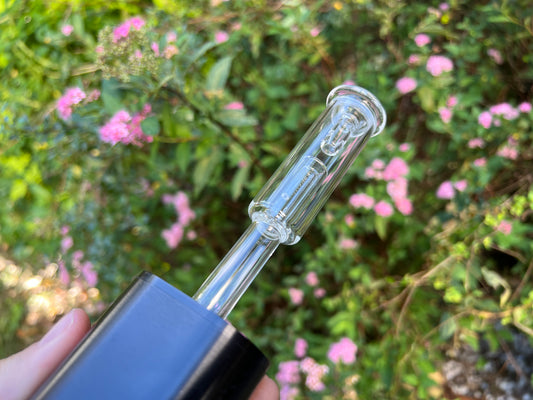 Bubbler à eau Pop-Top inséré dans un appareil Arizer, tenu en extérieur