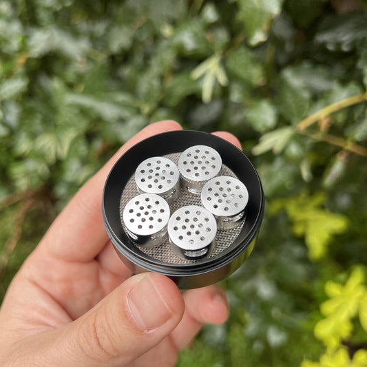 5 Armour-doseercapsules in de zeefkamer van de grinder (getoonde capsules apart verkrijgbaar)